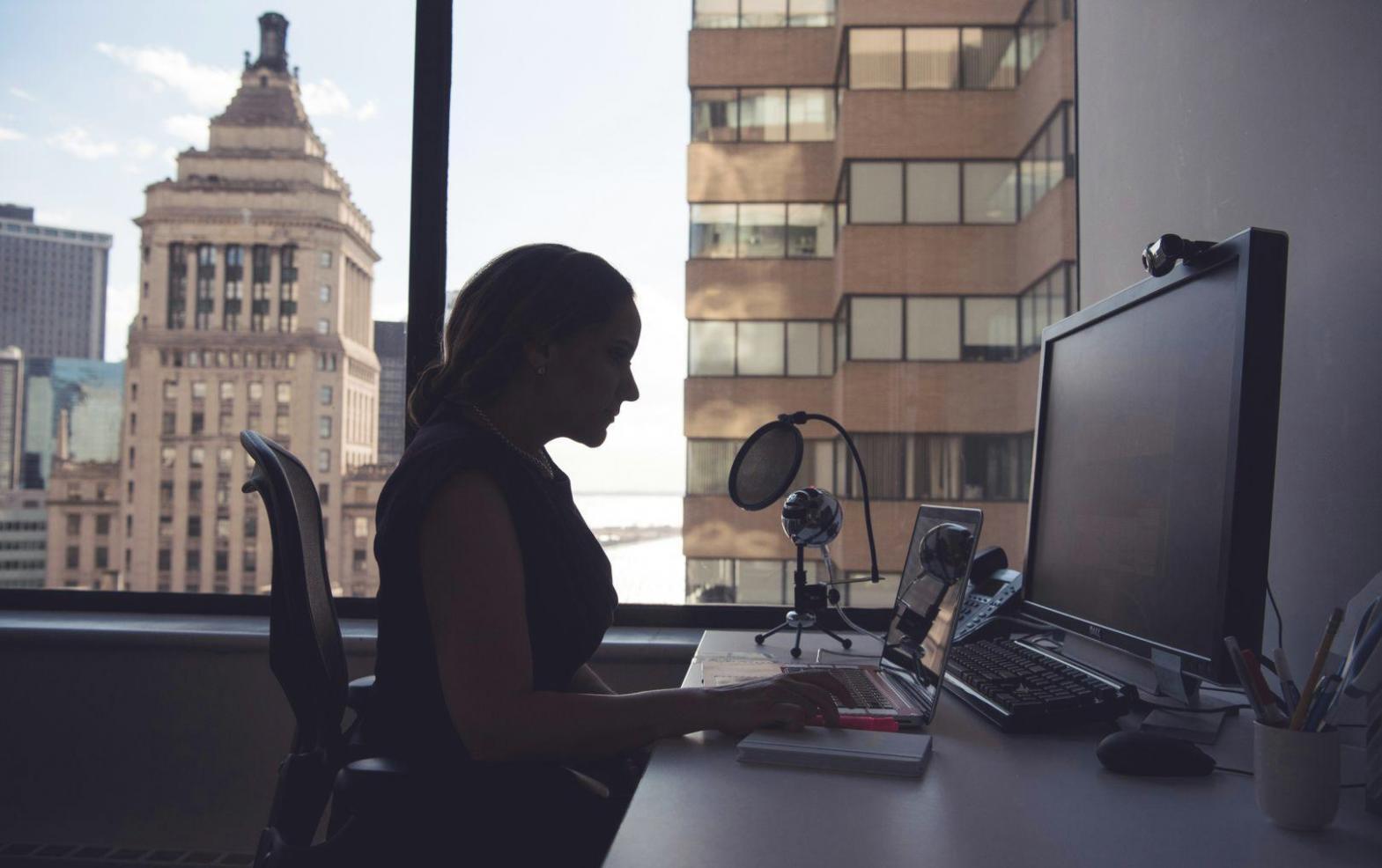 Personne utilisant une calculatrice pour gérer son budget personnel